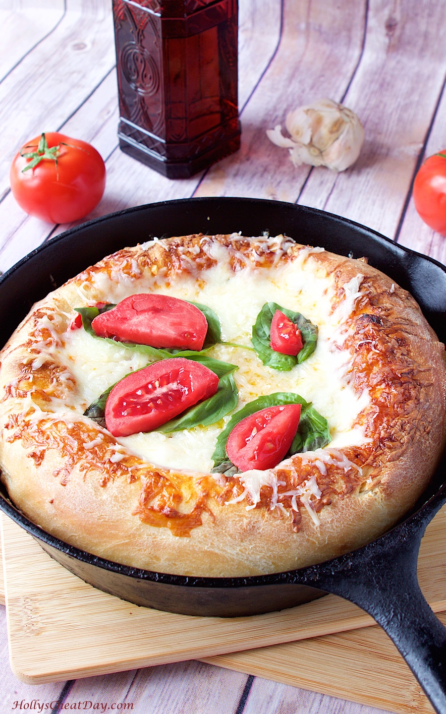 http://www.hollyscheatday.com/wp-content/uploads/2015/03/deep-dish-skillet-pizza-ovhsd-HollysCheatDay.com_.jpg